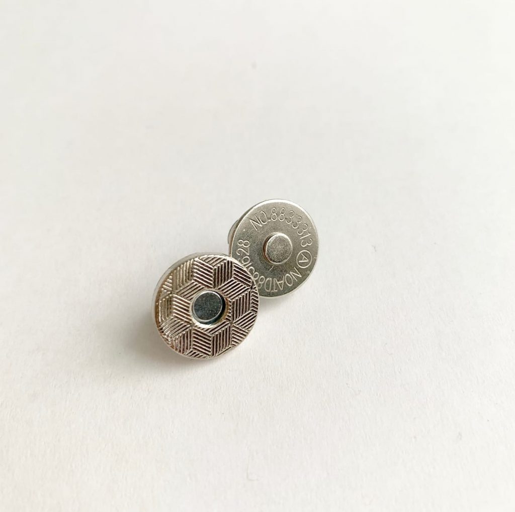 Кнопка магнитная серебряная (диаметр 14 мм, толщина 2 мм), 1 шт
