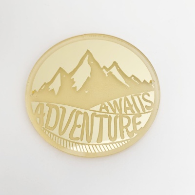 Табличка из акрила с гравировкой "Adventure" Золото